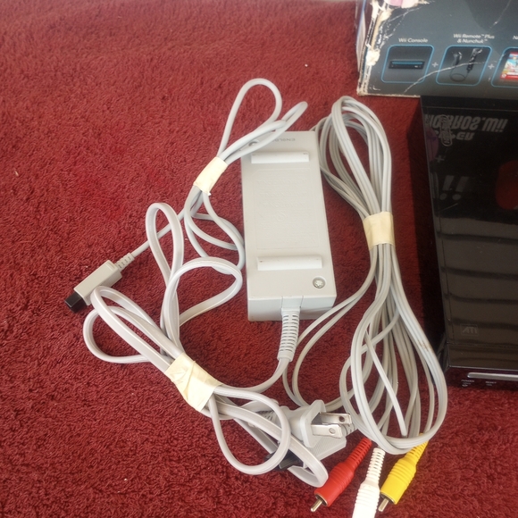 Wii Black Console with New Super Mario Brothers Wii and Music CD - Picture 4 of 14